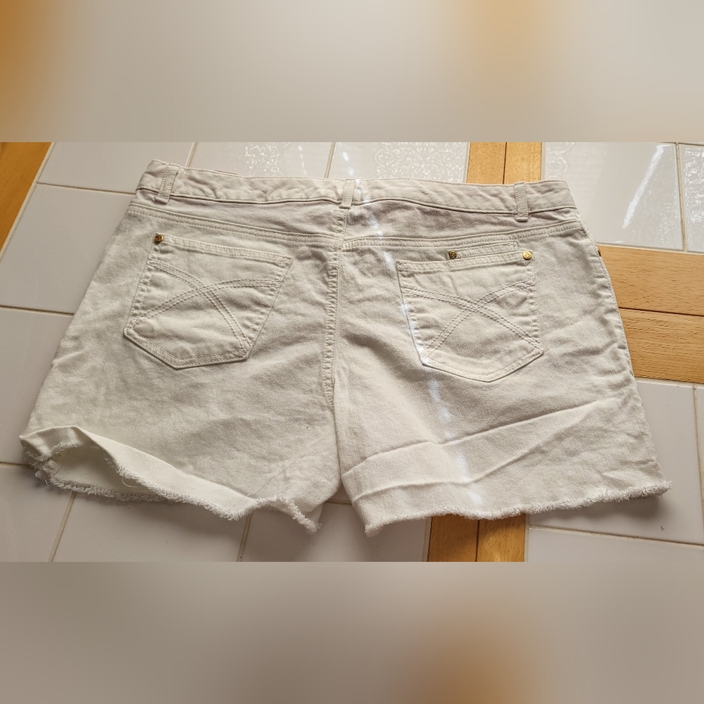 😁*BOGO SALE*😁 Tommy Hilfiger white short shorts size 14